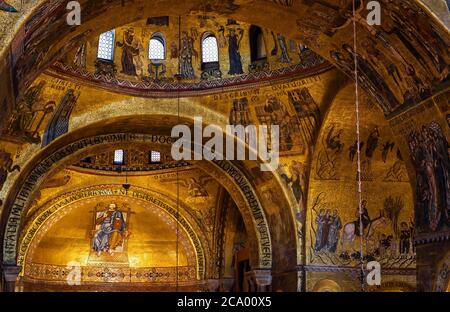 Venedig, Italien - 21. Mai 2017: Goldenes Wandmosaik`s Markusdom oder San Marco in Venedig. Es ist das Wahrzeichen Venedigs. Alte Inneneinrichtung von Famou Stockfoto